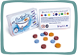 Caja con 18 pastillas en los tres colores primarios.
